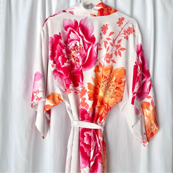 Natori Floral Print Robe ASO Khloe Kardashian - Picture 2 of 14